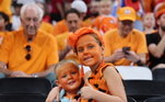 Com o rostos pintado de laranja, pequenas torcedoras holandesas compareceram ao estádio Al Bayt, no último jogo da seleção na fase de grupos, contra o Catar
