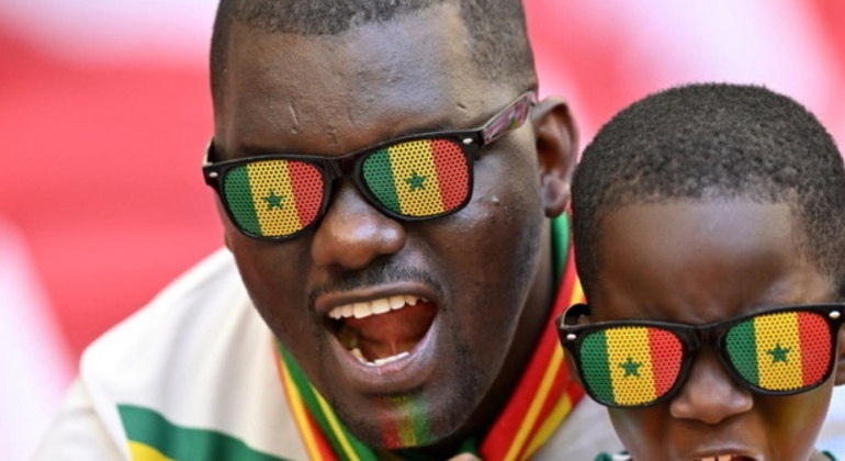 Usando óculos estilosos, senegaleses comemoram vitória contra o Catar