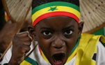Na imagem, é possível sentir a paixão do pequeno rapaz ao mostrar seu amor pelo Senegal na partida contra a Holanda, na primeira rodada da fase de grupos