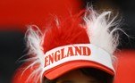 Com vários adereços para mostrar a paixão pela seleção da Inglaterra, torcedora mirim aguarda início do jogo contra País de Gales, nesta terça-feira (29)