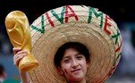 De sombreiro, segurando a taça do Mundial, e com as cores do país no rosto, o jovem mostra todo seu orgulho em representar o México na torcida!