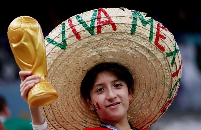 De sombreiro, segurando a taça do Mundial, e com as cores do país no rosto, o jovem mostra todo seu orgulho em representar o México na torcida!