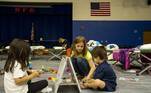 Crianças brincam em abrigo após tempestade no Kentucky