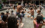 Crianças brincam na piscina do Sesc Belenzinho em mais um dia de calorão em São Paulo. Capital paulista pode registrar 37ºC neste domingo (12)
