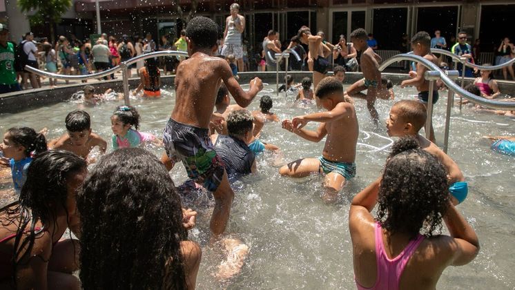 Crianças brincam na piscina do Sesc Belenzinho em mais um dia de calorão em São Paulo. Capital paulista pode registrar 37ºC neste domingo (12)