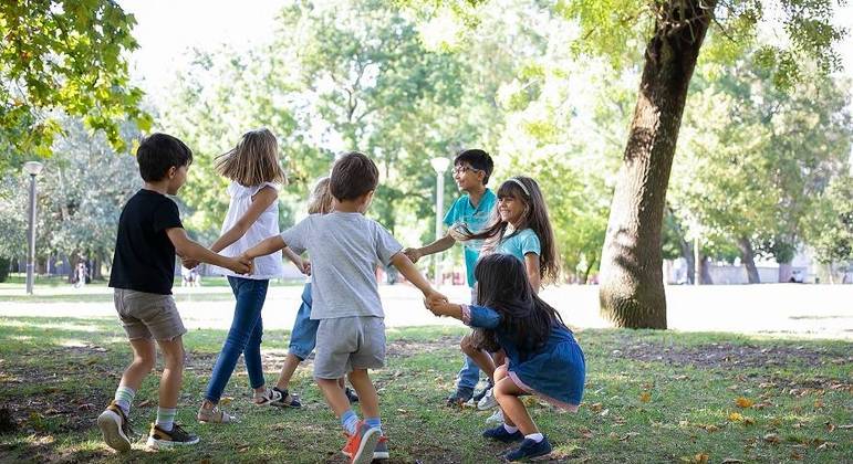 Brincar ao ar livre, de ciranda ou pega-pega auxilia no desenvolvimento social e físico