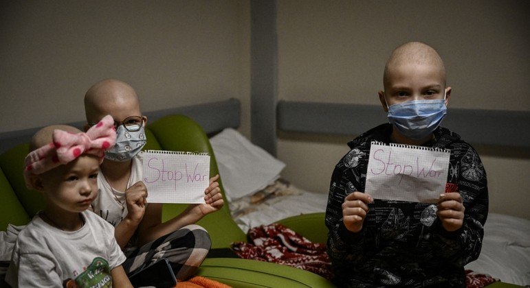 Crianças que lutam contra o câncer permanecem no porão de um centro de oncologia em Kiev