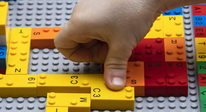 Lego criou peças em braile para auxiliar crianças cegas na alfabetização