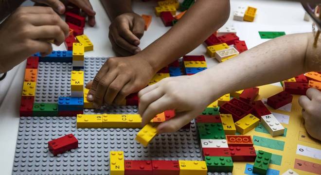 Lego em Braile ajuda a alfabetizar crianças cegas