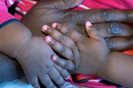 Marieme, Ndeye e seu pai vivem em um apartamento simples em Cardiff