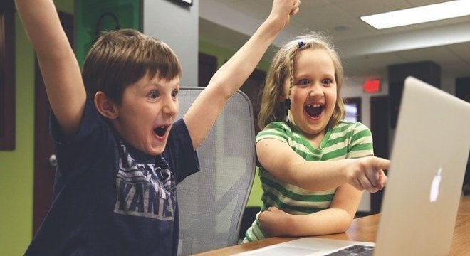 Muitos brasileiros acreditam que a internet não oferece perigo a seus filhos