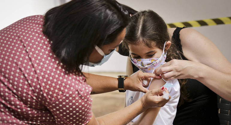 Criança é vacinada no Distrito Federal