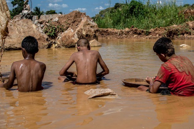Extrair esse metal precioso dos assentamentos no estado de Bolívar (sul) começou como um jogo para estas crianças, mas acabou se tornando uma questão de sobrevivência, conforme denunciam ativistas dos direitos humanos