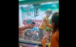 Um menino de 2 anos entrou em uma máquina de pegar pelúcias no NorteShopping, na zona norte do Rio, em 2022. A criança foi retirada do equipamento, com direito a um ursinho, sob os aplausos das pessoas que pararam para assistir à cena
