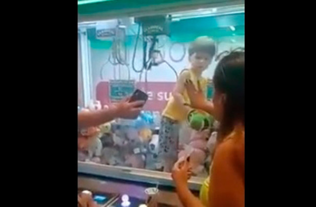 Um menino de 2 anos entrou em uma máquina de pegar pelúcias no NorteShopping, na zona norte do Rio, em 2022. A criança foi retirada do equipamento, com direito a um ursinho, sob os aplausos das pessoas que pararam para assistir à cena