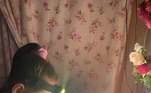 Diversas crianças na Ucrânia foram registradas fazendo a lição de casa com o uso de velas e lanternas em meio aos apagões que estão ocorrendo no país*Estagiária do R7, sob supervisão de Pablo Marques