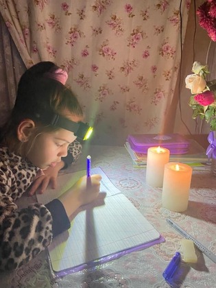 Diversas crianças na Ucrânia foram registradas fazendo a lição de casa com o uso de velas e lanternas em meio aos apagões que estão ocorrendo no país*Estagiária do R7, sob supervisão de Pablo Marques