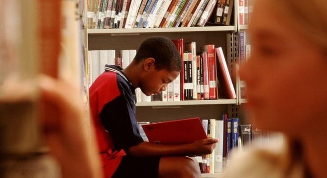 Pesquisa sugere que processamento de informações ainda é melhor na leitura em papel do que digital, embora isso possa mudar