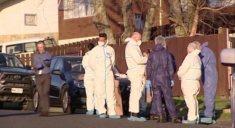 Autoridades se reúnem no local onde os corpos de duas crianças foram encontrados em malas
