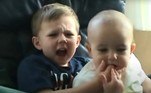 Em 2007, esses dois irmãos ficaram famosos quando o ainda bebê Charlie mordeu o dedo do irmã Harry, dando origem ao meme 