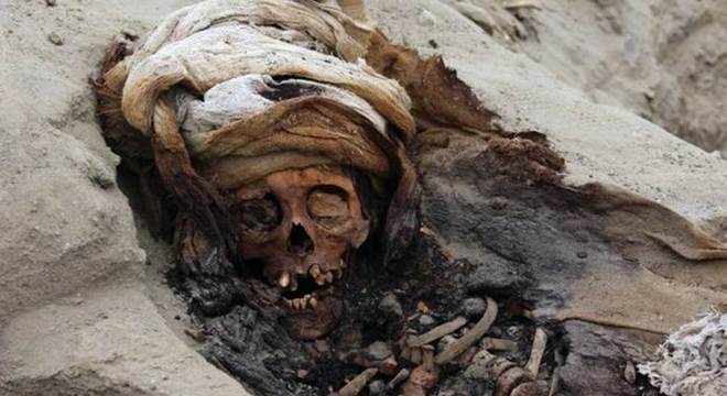 Os corpos de 227 vítimas, com idade entre 5 e 14 anos, foram encontrados ao norte de Lima, capital do Peru