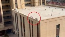 Vídeo chocante: crianças andam de patins no terraço de prédio de três andares