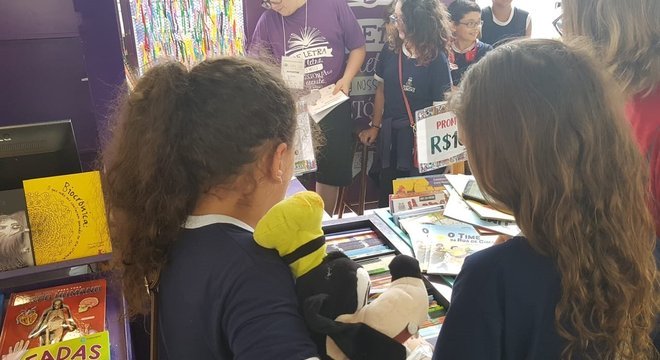Crianças realizam atividades na Feira do Livro Crédito: Helena Ribeiro / Especial / CP