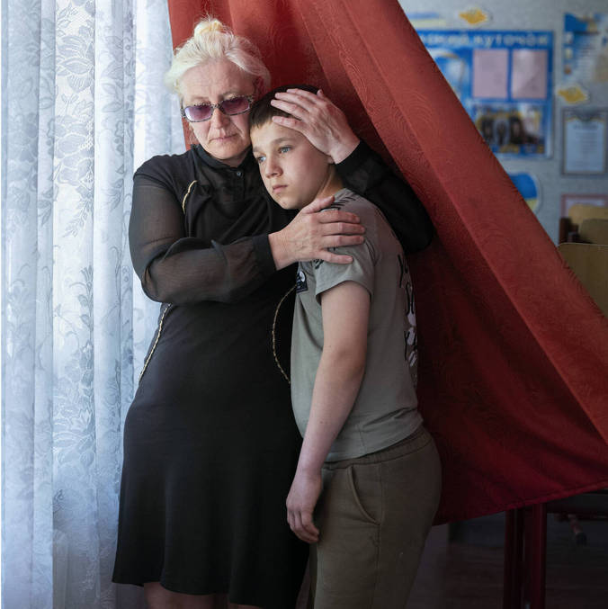 Oklesandr Radchuk, 13 anos, com sua avó, Lyudmyla Siryk, perto de Chernihiv