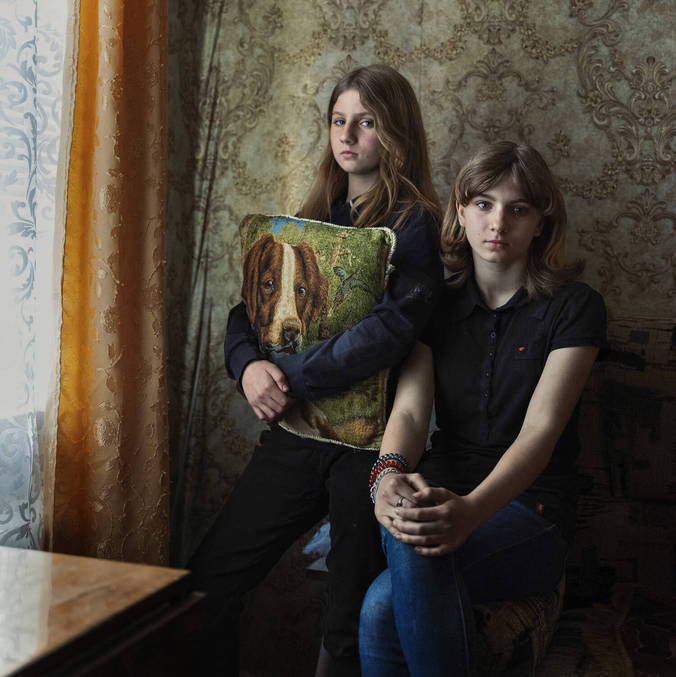 Kseniia Honcharova, 12 anos, a esquerda, e sua irmã, Anastasiia, 13 anos, em Vovchansk