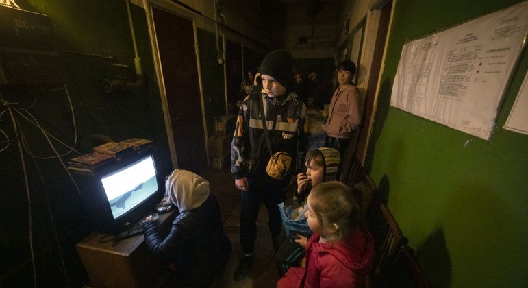 Invasão russa obrigou dezenas de milhares de crianças a se deslocarem às pressas
