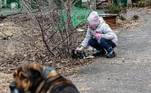 Sem amigos para brincar, Nastia passa os dias entre o porão e a rua, onde às vezes sai com os cachorros da vizinhança. Também sobe de vez em quando até o 6º andar do prédio, o único ponto onde há internet disponível, para poder acompanhar uma aula