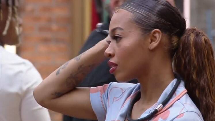 Lily não está tão na mira dos demais peões quanto os
colegas, mas já percebeu que precisa se proteger. Após a eliminação de Nath, a
peoa confessou que assumiria outra postura e que tentaria se dar
bem com todo mundo. Nos últimos tempos, tem confabulado menos com os aliados 