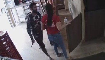 Homem dá nove facadas na ex por não aceitar o fim do relacionamento (Reprodução/Whatsapp - 23.03.2023)