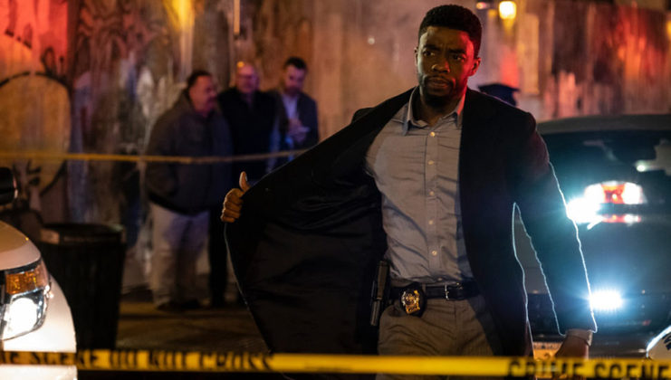 Crime Sem Saída (2019) é um filme policial que para encontrar os assassinos em questão fecham a cidade de Nova York. O longa é protagonizado por Chadwick Boseman, que faleceu em agosto de 2020, e concorre a Melhor Ator no Oscar 2021 por A Voz Suprema de Blues