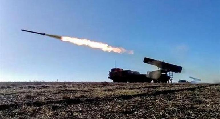 Lançador de foguetes múltiplos durante um exercício em um campo de treinamento na Crimeia