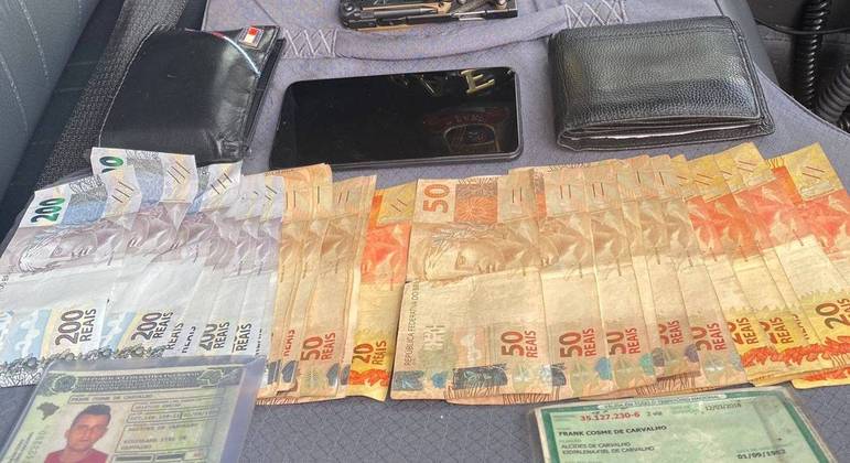 Os agentes encontraram R$ 2.620 em espécie com os dois suspeitos