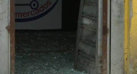 Quadrilha arrombou a porta do supermercado