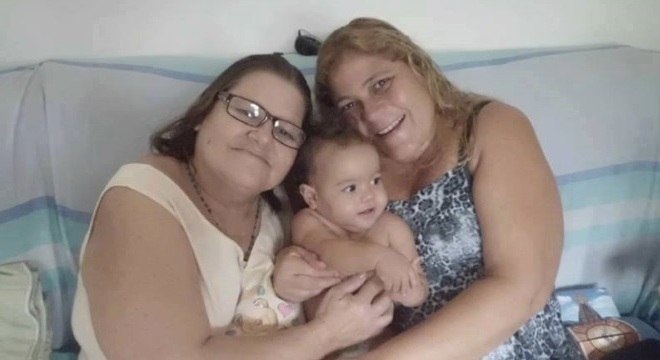 Márcia, que tem demência há um ano, com a filha Cristiane e a bisneta Emanuelle