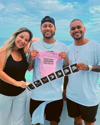 Neymar foi convidado para ser padrinho de Antonella em junho deste ano. O jogador posou para foto ao lado do casal segurando uma roupinha rosa e fotos do ultrassom. 