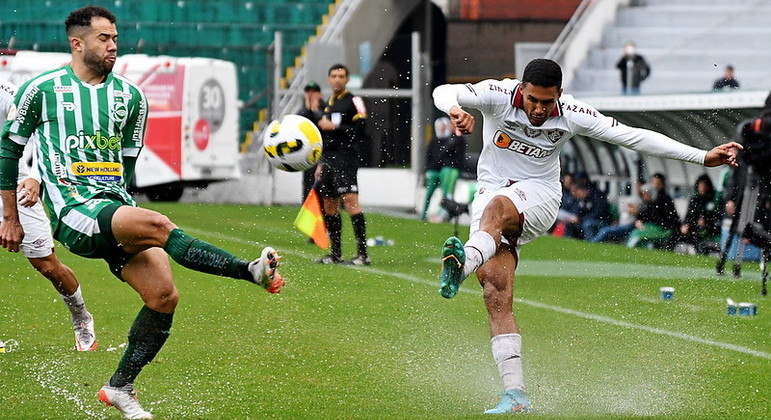 Cris Silva em disputa de bola durante a partida entre Juventude e Fluminense, no Brasileirão