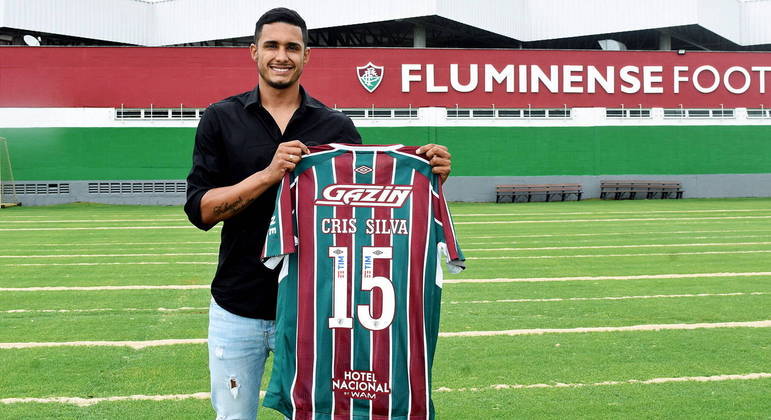 Lateral Cris Silva é apresentado ao Fluminense para 2022; jogador vestirá a camisa número 15