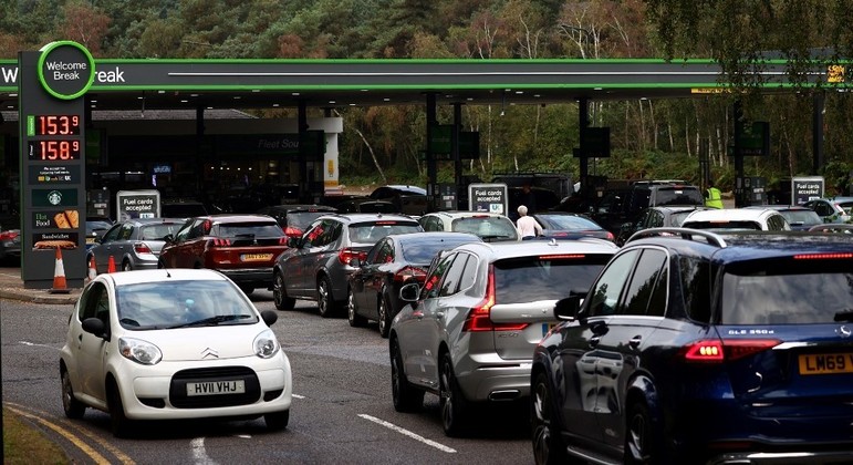 Filas enormes se formam nas proximidades de postos de gasolina que ainda possuem combustível