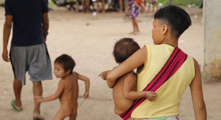 Indígenas enfrentam crise sanitária na Terra Yanomami, em Roraima