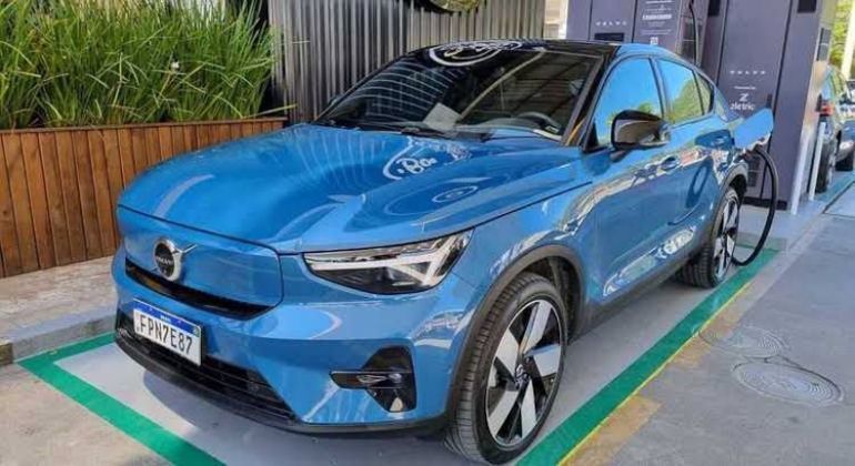 Volvo C40 em processo de carga rápida em Itajaí, em Santa Catarina