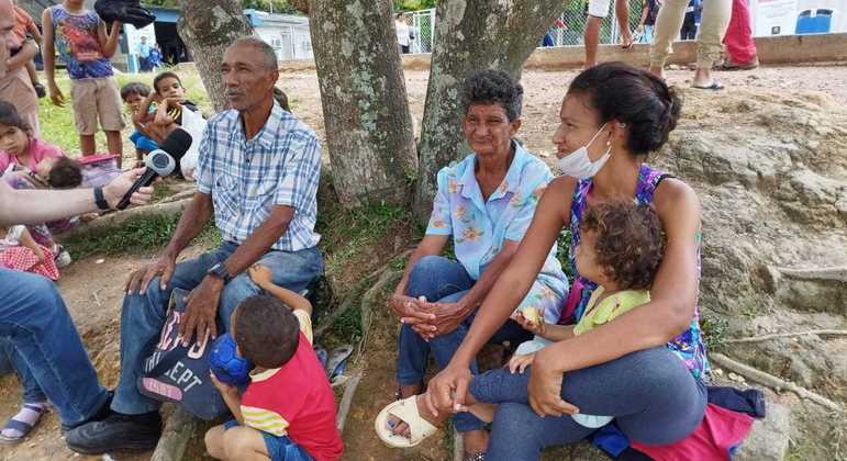 O vigilante venezuelano Otulio Pacheco com a fam�lia em Pacaraima (RR)