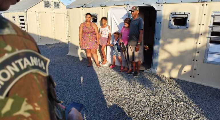 Família de imigrantes em abrigo da Operação Acolhida, em Boa Vista