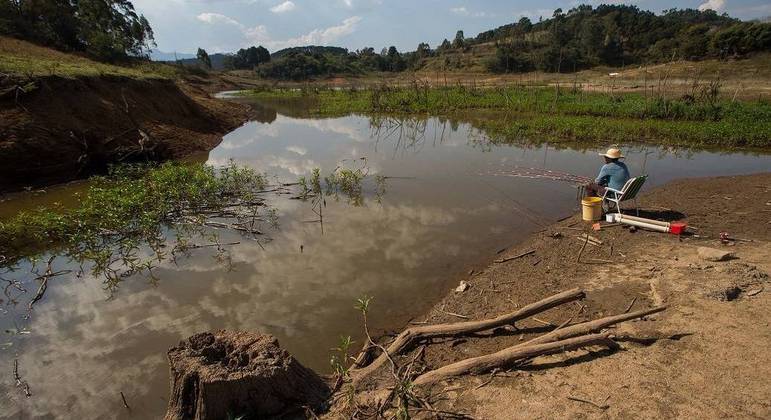 Nível de água no Cantareira cai; cenário em área próxima ao reservatório do Rio Jacareí
