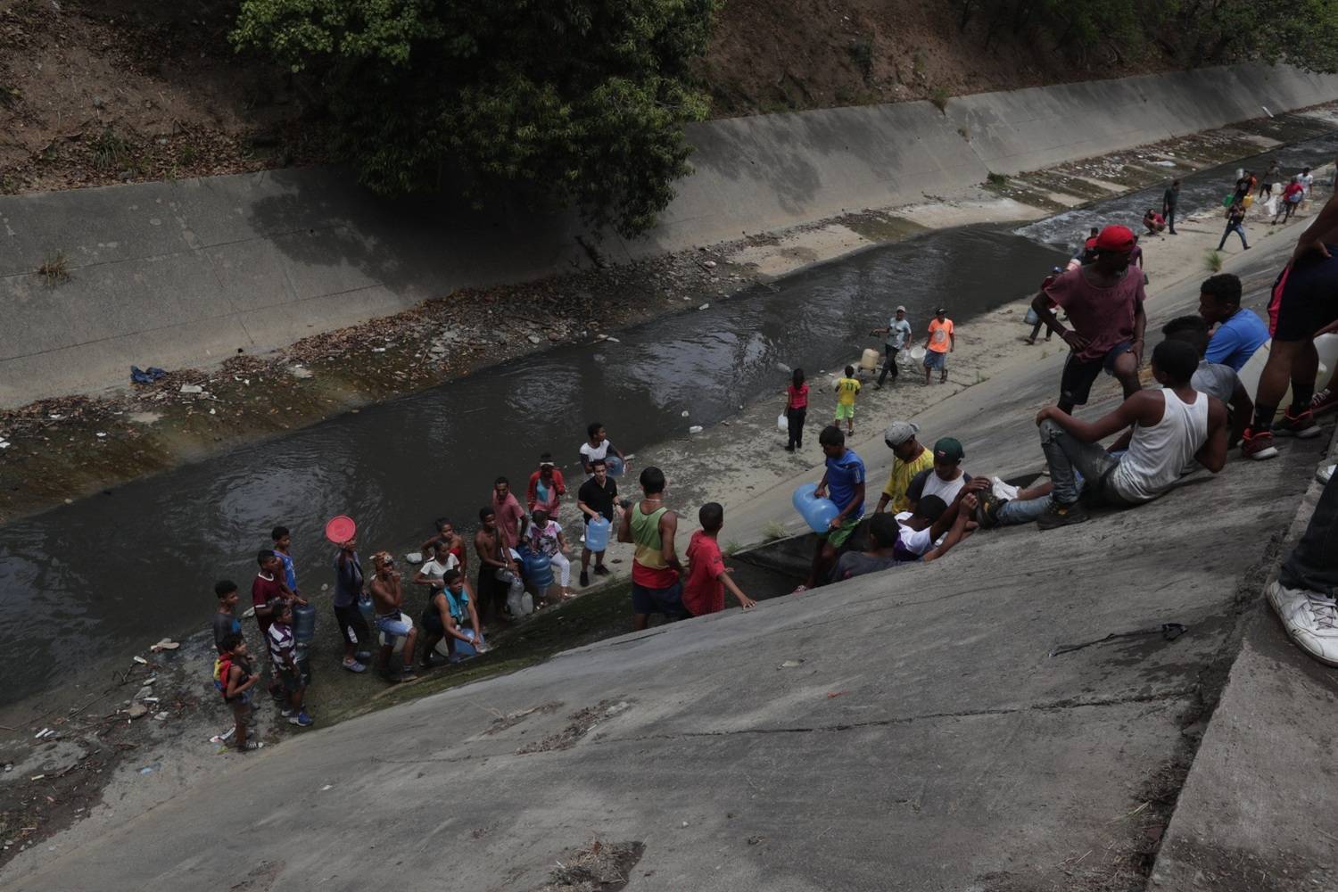 Resultado de imagem para Fotos da falta de Ã¡gua na Venezuela