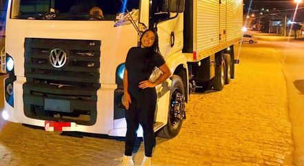 Caroline Fernandes, de 24 anos, vive na estrada com o marido caminhoneiro