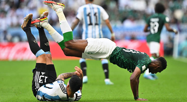 Cristian Romero, da Argentina, disputa a bola com Abdulellah Al-Malki, da Arábia Saudita